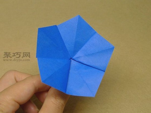 Illustration of folding pentagonal petals. Tell you how to make pentagonal petals.