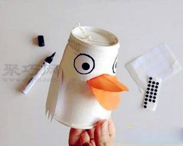 Use disposable paper cups to make animals, paper cups to make ducks