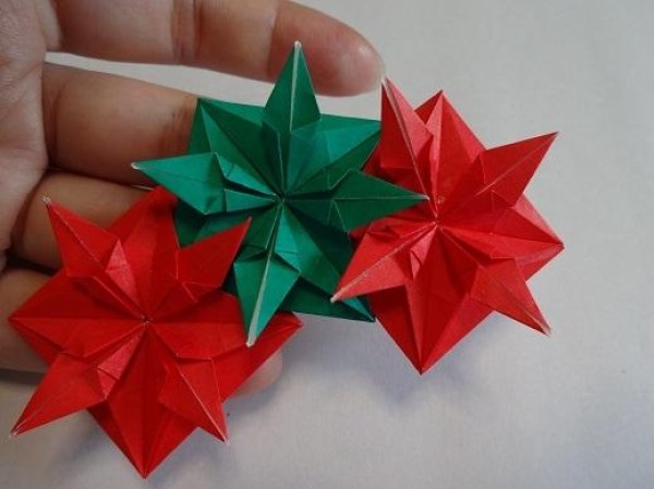 Tutorial on making Christmas origami eight-pointed star How to make small Christmas decorations through origami