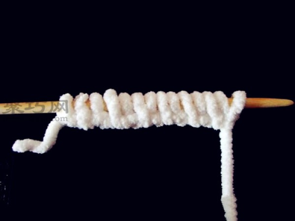 Tutorial for beginners to learn to knit a scarf. How to start knitting a scarf with a thick woolen needle.