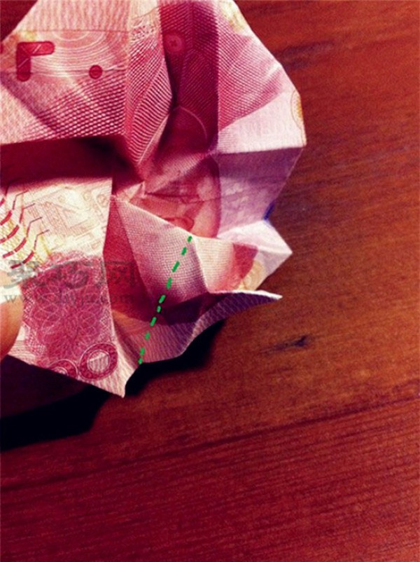 Illustrated tutorial on how to fold roses with RMB. How to fold roses with 100 yuan.