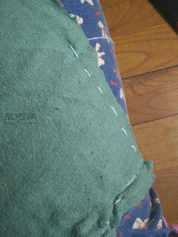 Tutorial on how to transform an old sweater into a warm pillow