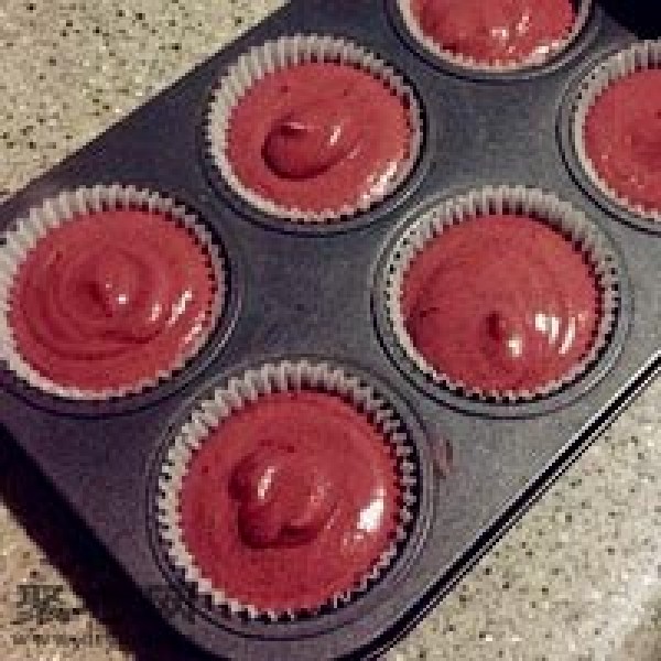 How to make delicious red velvet cupcakes. Illustration of the making process of classic red velvet cupcakes.