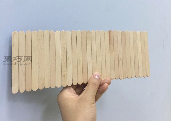 Illustrated tutorial on DIY arch bridge handicrafts using waste popsicle sticks