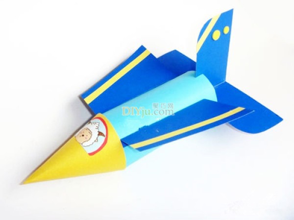 DIY airliner using waste paper tubes Tutorial on handcrafting airplanes from paper tubes