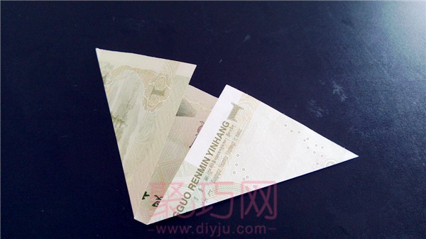 Pictures of the steps to make money origami, illustrations of making money with money origami