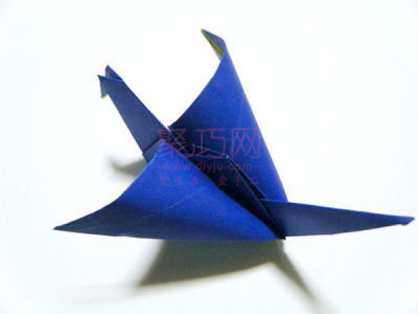 Illustrated tutorial on how to fold a paper crane with moving wings