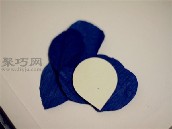 Illustration of how to fold a blue rose Tutorial on how to fold a blue rose with crepe paper