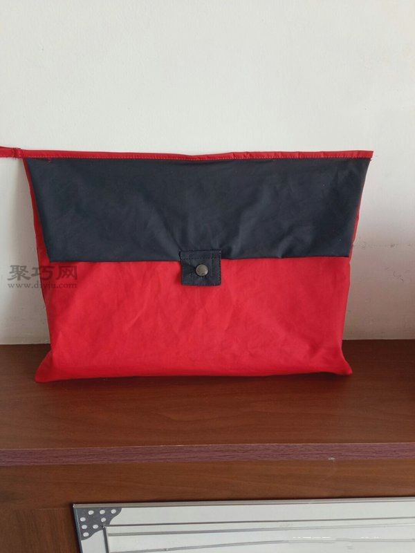 Illustration of the tutorial on how to make a homemade practical file bag with the sleeves of an old jacket made of smooth fabric