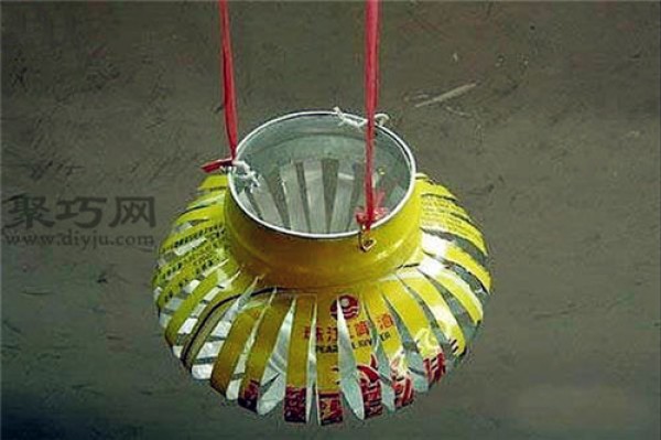 Illustrated tutorial on how to make lanterns from cans. Simple 5-step process to make lanterns from cans.