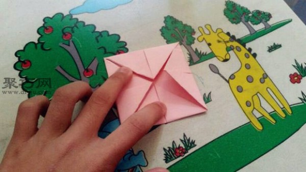 Illustrated tutorial on how to fold a lotus flower. Teach you how to fold a lotus flower.