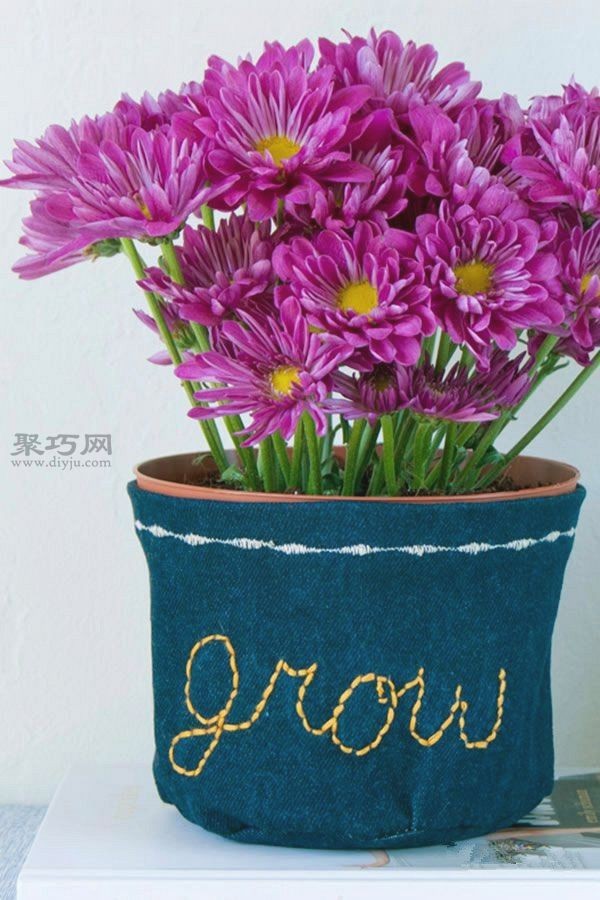 How to make homemade denim flower pot covers. Teach you how to decorate flower pots with old jeans.