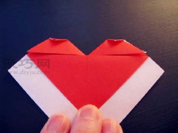 Heart-shaped origami that can be used to make envelopes Simple origami heart illustrated tutorial