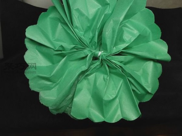 Tutorial on how to make handmade paper flowers. Use crepe paper to make exquisite paper flowers.