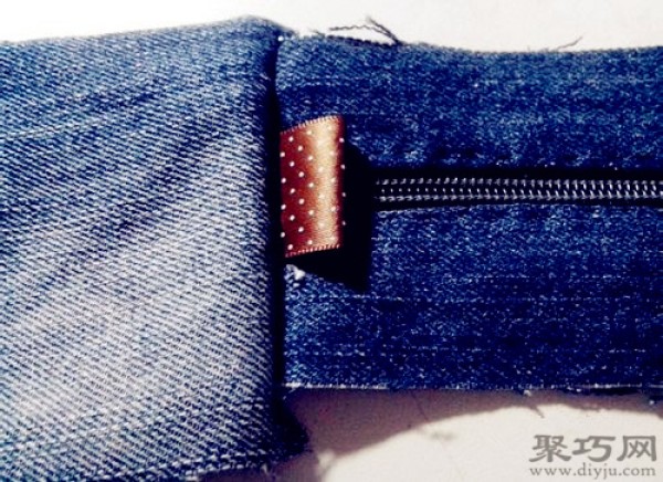 Turning old jeans into treasure DIY fashionable denim cosmetic bag illustrated tutorial