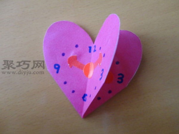 Illustrated tutorial on origami heart-shaped watch. Teach you how to origami a heart-shaped watch.