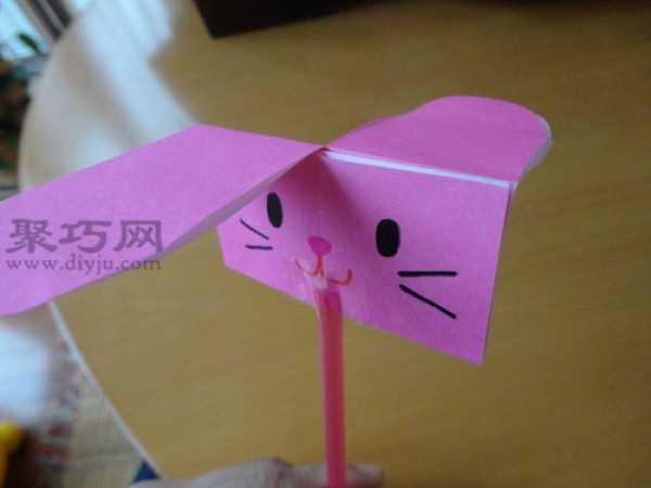 A game of spinning and falling from high altitude. How to make rabbit paper bamboo dragonfly.