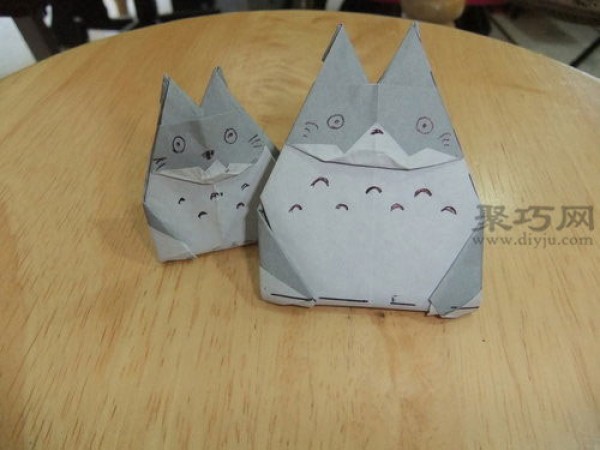 Tutorial on folding three-dimensional Totoro origami. Totoro folding method teaches you how to fold Totoro.