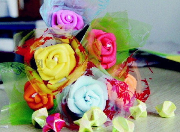 Illustration of how to fold colored plastic cotton roses How to DIY sponge paper roses by hand