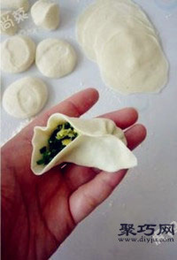 How to make fresh leek and egg dumplings. How to cook delicious leek dumplings.