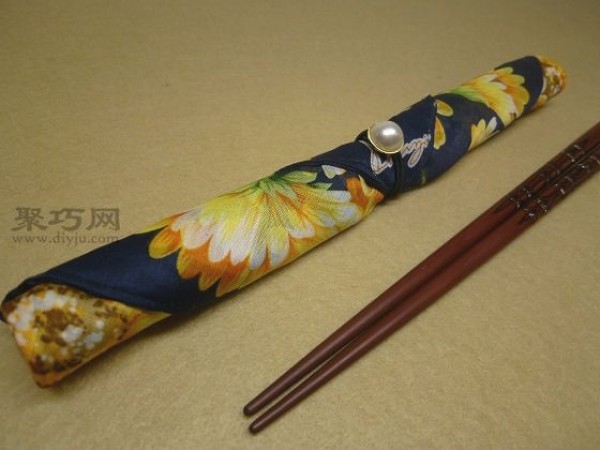 Chopstick cover handmade tutorial teaches you how to transform a handkerchief into a chopstick cover by hand