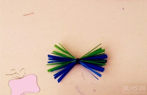 Plastic straws turn waste into creative flower-shaped trinkets