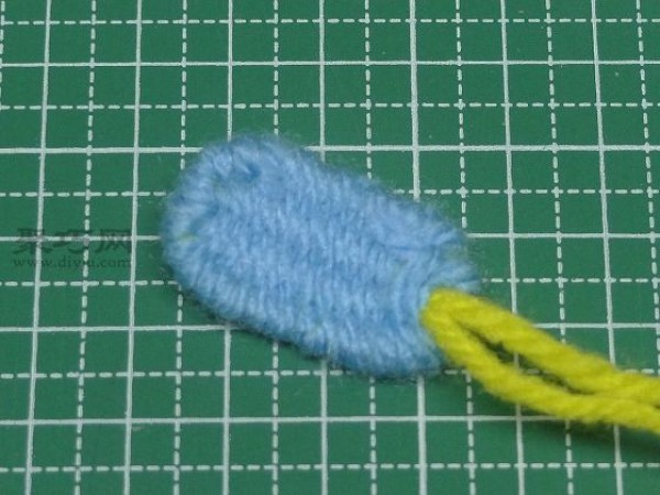 Illustration of how to knit wool pendant. Tutorial on how to knit wool pendant.