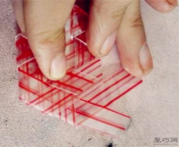 Tutorial on hand-folding disposable plastic straws into a heart shape. Illustration of the steps for folding a straw into a heart shape.