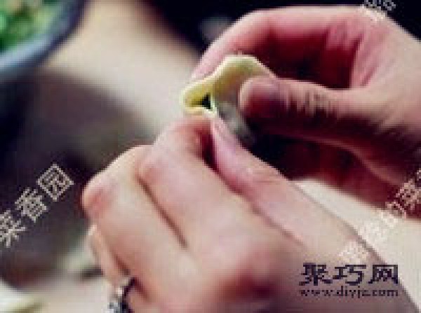 Fresh leek, shrimp, pork and dumpling filling method. Dumpling wrapping method: wooden fish dumpling.