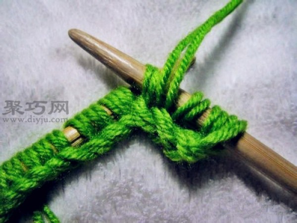 Tutorial on knitting a scarf with thick wool using double ingot needles. Teach you how to start knitting a scarf.