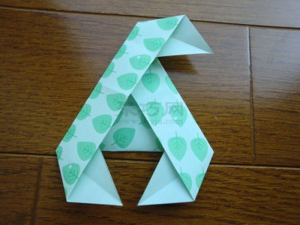 Tutorial on how to fold a triangular paper pinwheel that can turn when the wind blows. It’s so beautiful.