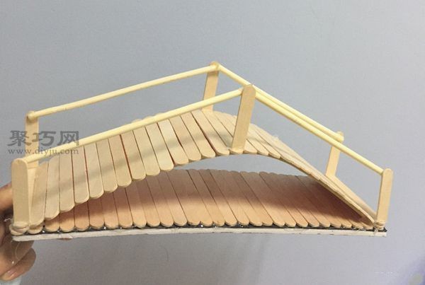 Illustrated tutorial on DIY arch bridge handicrafts using waste popsicle sticks