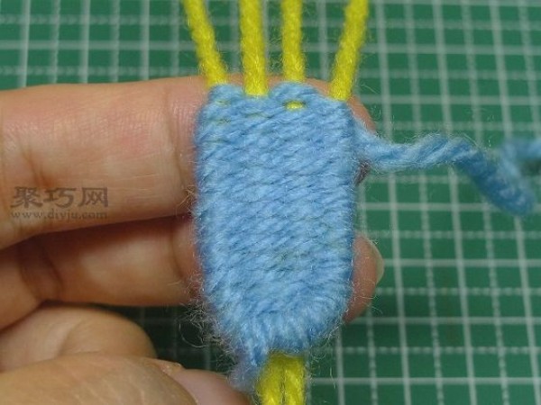 Illustration of how to knit wool pendant. Tutorial on how to knit wool pendant.