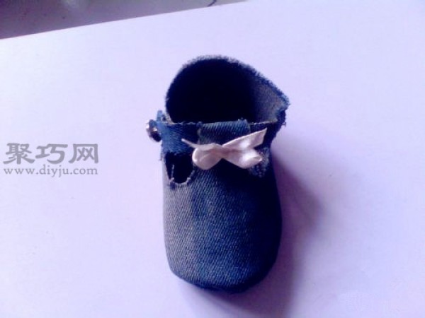 Use old jeans waste to make DIY soft-soled baby shoes