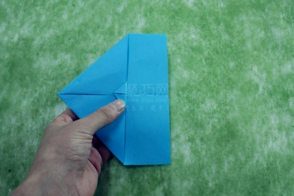 Learn how to fold a paper airplane in 1 minute. The simplest illustration of an origami airplane.