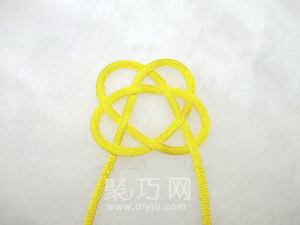 How to braid three strands and five flowers (in Chinese characters) Illustrated tutorial on how to braid Chinese knotted strands