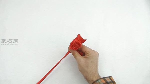 How to fold roses with ribbons. Illustration of the steps for weaving roses with ribbons.