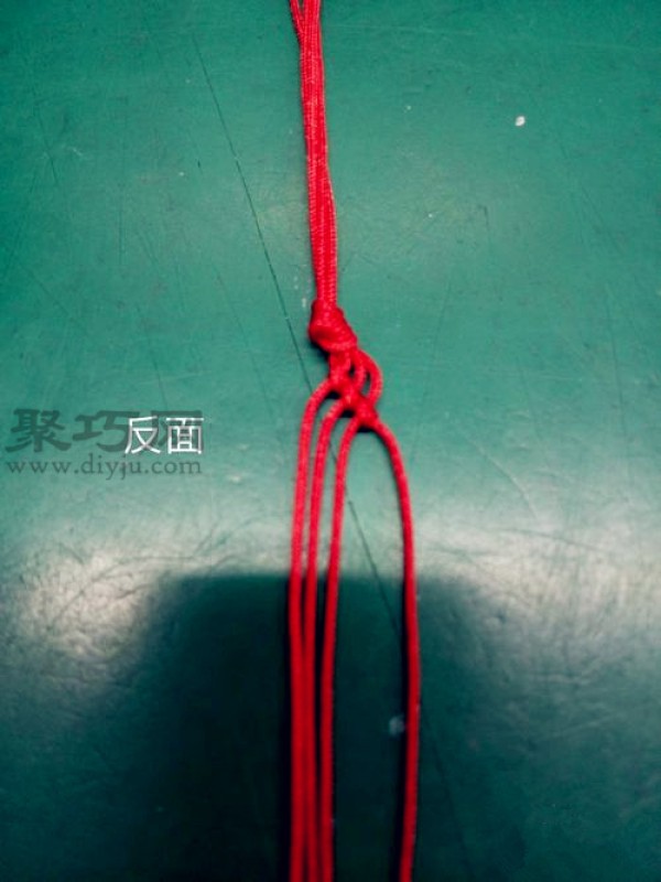 Tutorial on how to weave a red rope bead bracelet. Teach you how to weave a red rope bracelet.