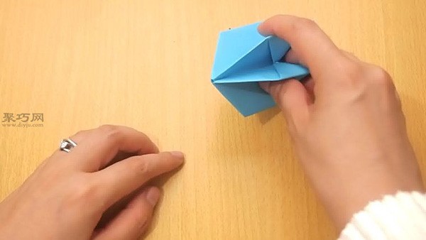 Illustrated tutorial on handmade origami balloons. Teach you how to fold three-dimensional paper balloons.