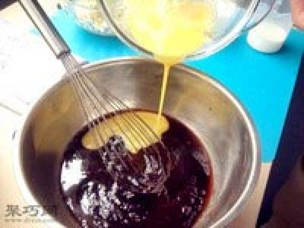 How to make whole egg brownie cheesecake. Picture of how to make eight-inch brownie cheesecake without cracking.