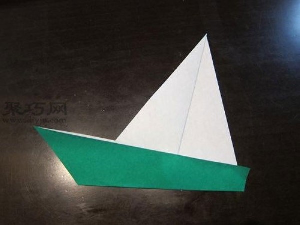 Illustration of the steps to make an origami sailboat. Learn to fold an origami boat in 3 easy steps.