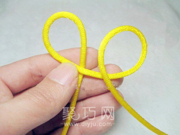 Illustrated tutorial on how to knit mesh knots to make Chinese knot coasters