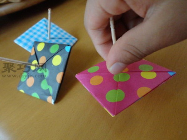 Illustration of how to fold a paper top. Learn how to make a paper top in 6 steps.