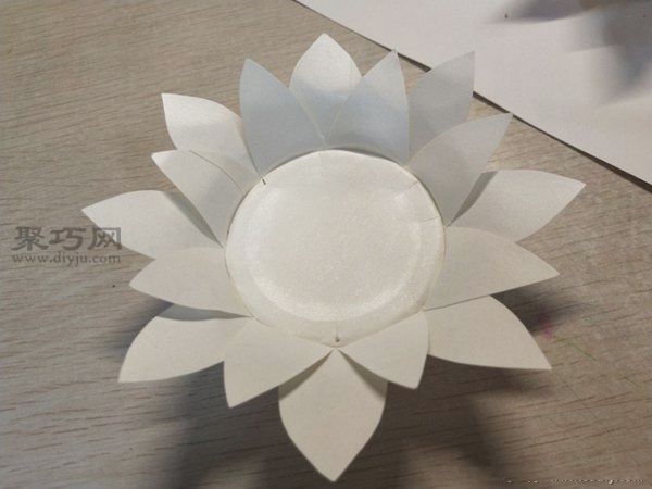 Creative transformation of disposable paper cups. Tutorial on making exquisite paper sunflowers.