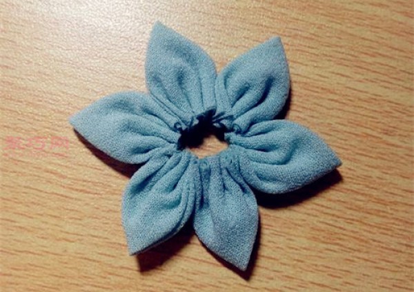 Tutorial on making hairpins with fabric handmade flowers. Teach you how to make hairpins yourself.