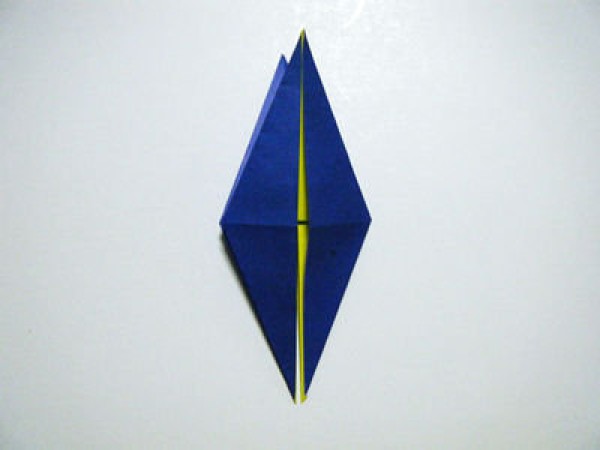 Illustrated tutorial on how to fold a paper crane with moving wings