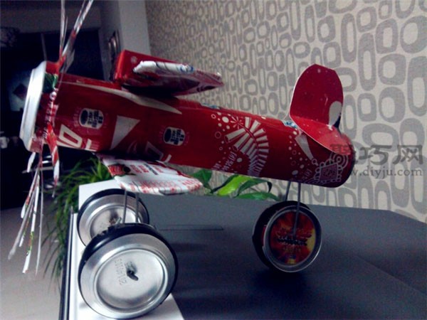 How to make a can airplane. How to make a propeller airplane from a can.