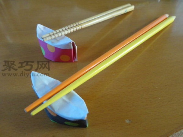 A piece of paper turns into a chopstick holder in seconds How to make an origami chopstick holder