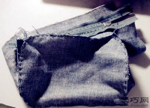 Turning old jeans into treasure DIY fashionable denim cosmetic bag illustrated tutorial