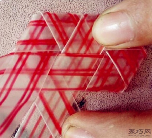 Tutorial on hand-folding disposable plastic straws into a heart shape. Illustration of the steps for folding a straw into a heart shape.